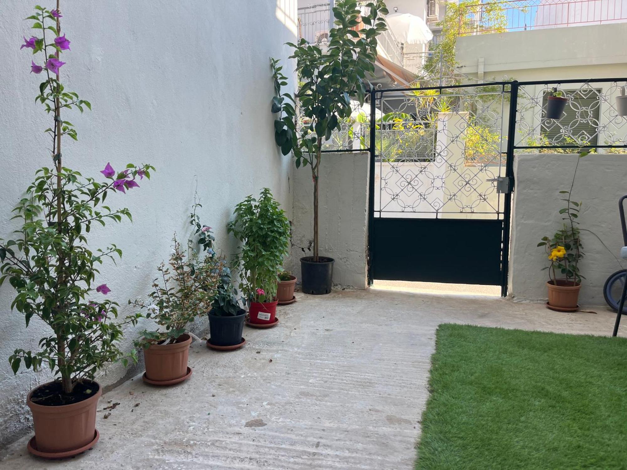 Noa - Designed Garden Studio In The City Center Каламата Екстериор снимка