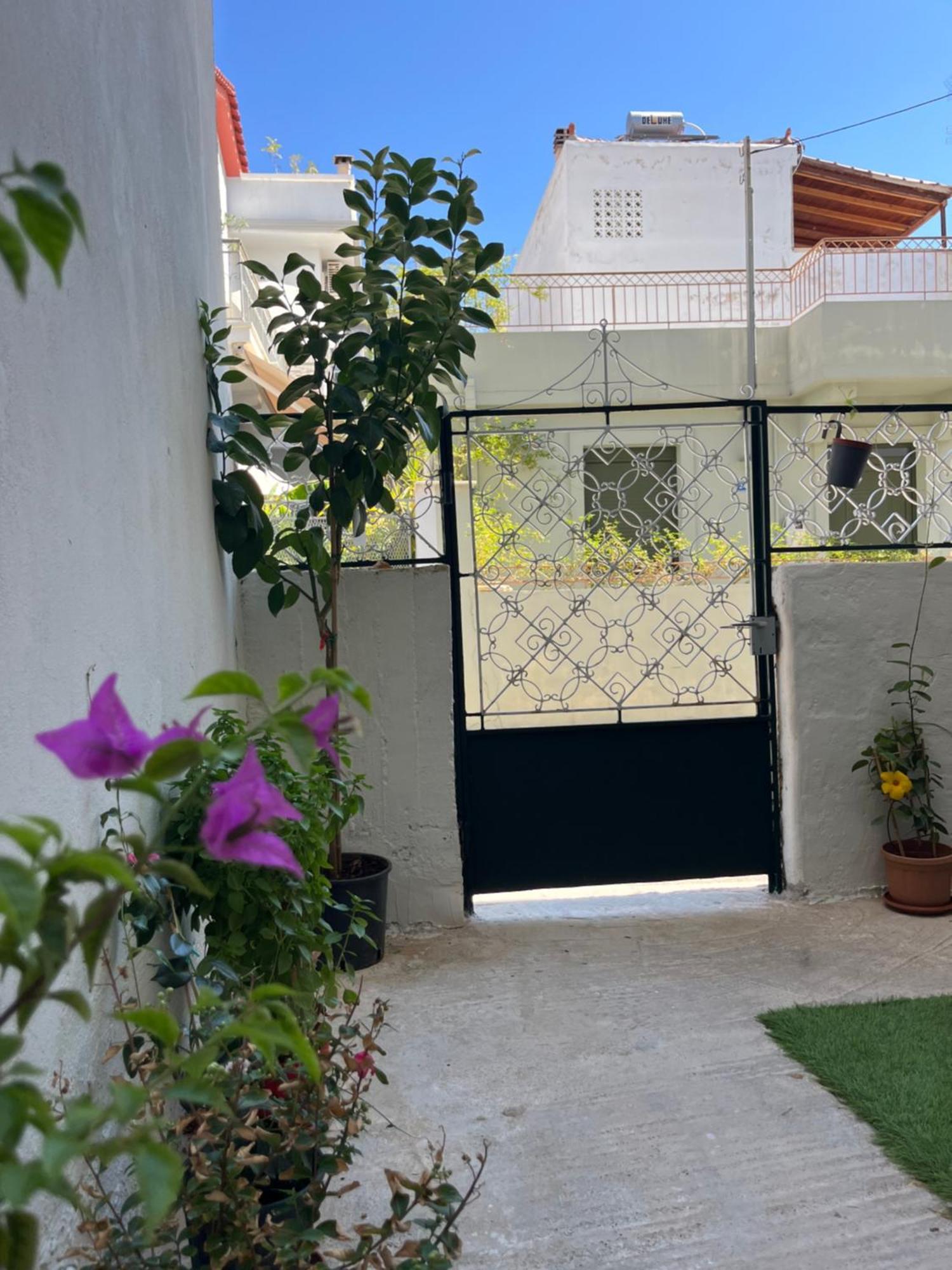 Noa - Designed Garden Studio In The City Center Каламата Екстериор снимка